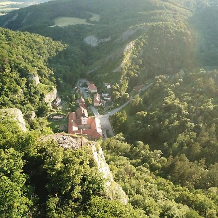 Hotel Obecna Skola Svaty Jan pod Skalou Экстерьер фото